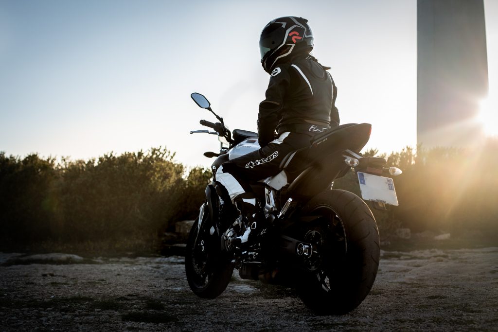 photographie d'un motard et sa moto